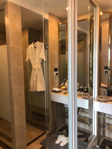 - un dressing avec un peignoir blanc dans la douche dans l'établissement Espana Condo Resort Pattaya EVT, à Jomtien Beach