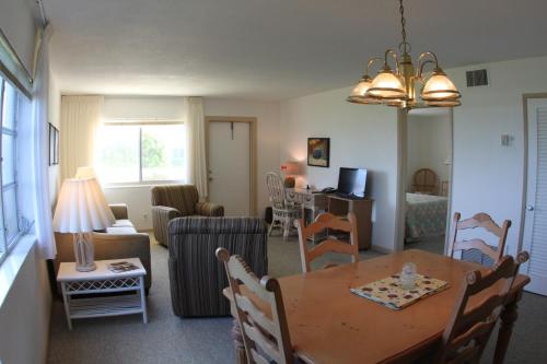ein Esszimmer und ein Wohnzimmer mit einem Tisch und Stühlen in der Unterkunft Delray Breakers on the Ocean in Delray Beach
