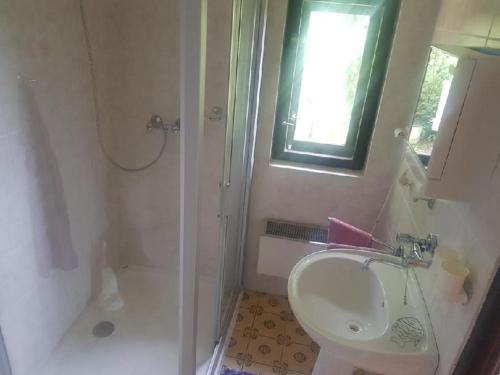 Koupelna v ubytování Chata na Lipně