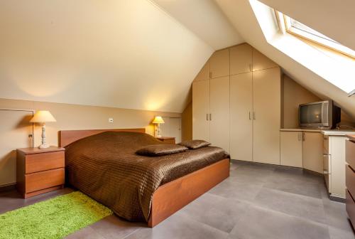 Hof Leskensdaele Deluxe في جيرادسبرجن: غرفة نوم بسرير كبير في العلية