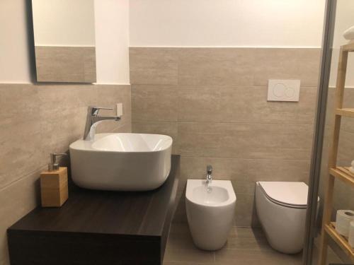 a bathroom with a tub and a toilet and a sink at Ibisco Affittacamere in Iesi