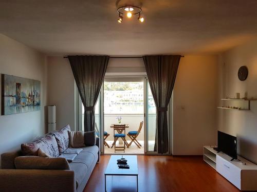 ein Wohnzimmer mit einem Sofa und einem Tisch in der Unterkunft Villa Spanjol in Rab