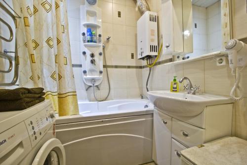 モスクワにあるLakshmi Apartment 3k Mayakovskayaのバスルーム(洗濯機、シンク付)