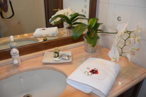 Bed & Bistrò Che Piasì في Calamandrana: منضدة الحمام مع الحوض والمرآة