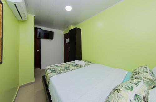 Una cama o camas en una habitación de Hotel Marina Suites By GEH Suites