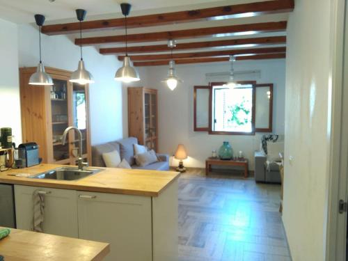 Kuchyň nebo kuchyňský kout v ubytování BOIRA - Vivienda en urbanización a primera línea de playa