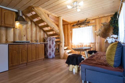 Cabaña de madera con cocina y sala de estar. en domek góralski, en Zakopane