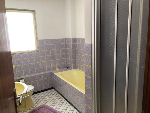 a bathroom with a bath tub and a toilet at vakantiehuismoezel in Sankt Aldegund