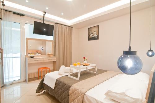 雅典的住宿－Home pleasure project，卧室配有一张床和一张桌子
