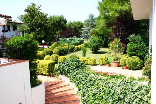 a garden with green bushes and a pathway at Hotel Giardino Suites&Spa in Numana