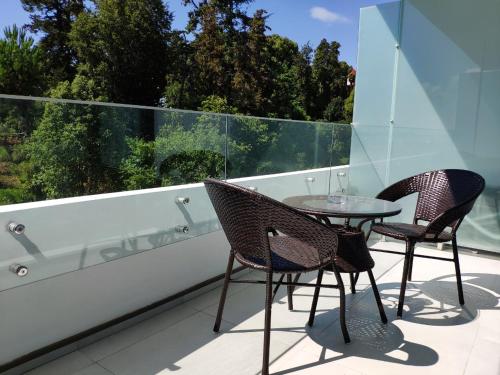 two chairs and a table on a balcony with a tub at Green Line in Mtsvane Kontskhi
