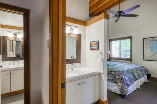 Schlafzimmer mit einem Bett, einem Waschbecken und einem Spiegel in der Unterkunft Comfortable and Functional Gold Bend Condo in Truckee