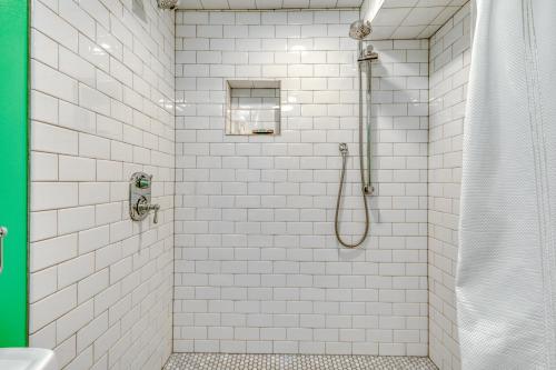 een badkamer met een douche met witte tegels bij Irvington Casa in Portland