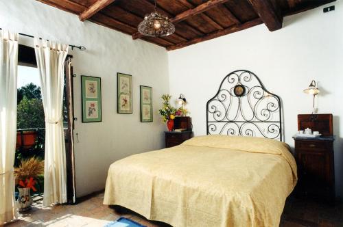 A bed or beds in a room at La Meridiana Strana