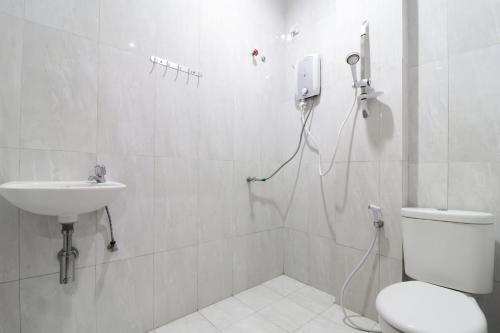 Kamar mandi di Hotel Istana Bungur