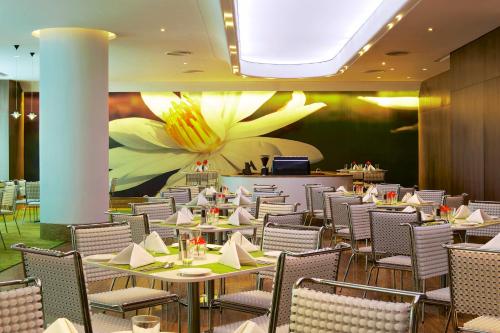 En restaurang eller annat matställe på Avasa Hotel