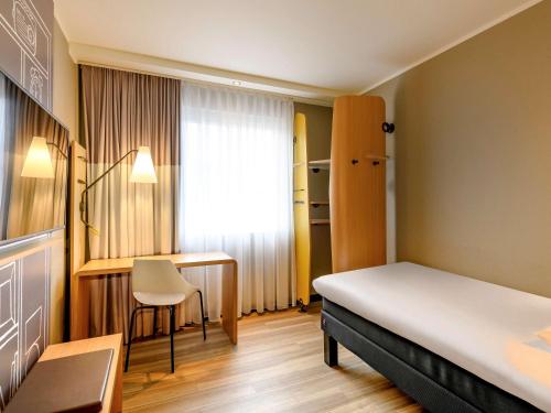 Postel nebo postele na pokoji v ubytování ibis Mainz City