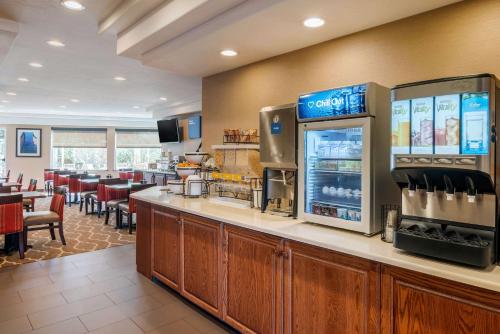 a fast food restaurant with a counter with a refrigerator at Comfort Inn & Suites Lincoln City in Lincoln City