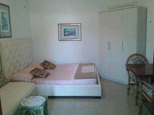 Posteľ alebo postele v izbe v ubytovaní Collins Apartments