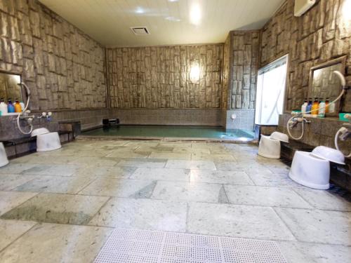 baño con 2 urinarios y aseos en una habitación en Hotel Route-Inn Hitachitaga, en Hitachi