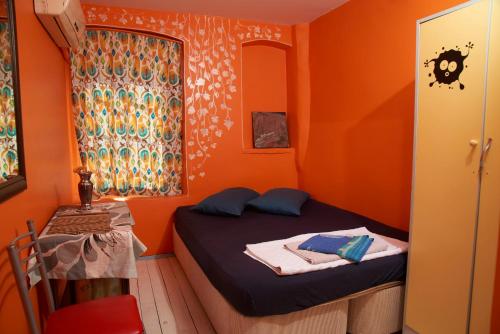 En eller flere senge i et værelse på Chillout Lya Hostel & Lounge