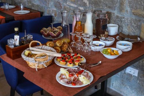 a table with plates of food on top of it at B&B Artegnana 1798 in Grožnjan