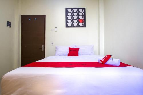 Кровать или кровати в номере RedDoorz near Taman Kota Ternate