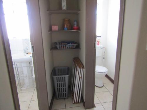 een badkamer met een toilet en een wastafel bij Libem Lodge 11 in Edenvale