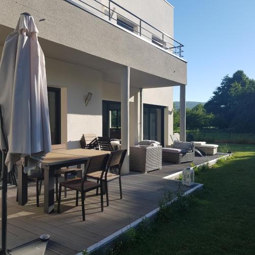 patio con ombrellone, tavolo e sedie di Maison architecte a Romilly-sur-Andelle