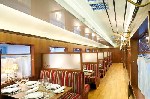 a dining room with tables and chairs in a restaurant at Sercotel Ciudad de Miranda in Miranda de Ebro