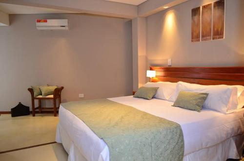 - une chambre avec un grand lit blanc dans l'établissement Santa Ines Bella Vista Hotel, à Bella Vista