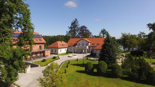 蘇恩奇諾的住宿－Leśny Dwór，享有花园房屋的空中景致