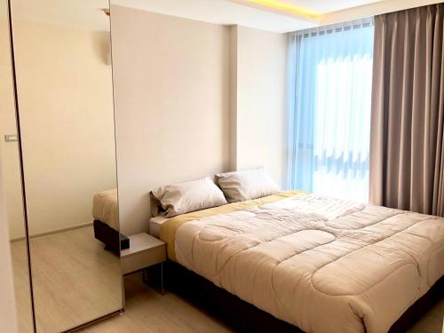 una camera con un grande letto e una finestra di BTS Thonglor New 2 bedrooms condo a Bangkok