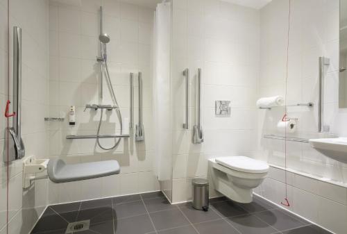 ein Bad mit einer Dusche, einem WC und einem Waschbecken in der Unterkunft Point A Hotel London Westminster in London