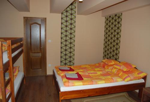 מיטה או מיטות בחדר ב-Belvárosi Panzió Pápa