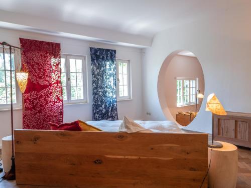 A bed or beds in a room at Suite Martinus am Vortexgarten Mathildenhöhe