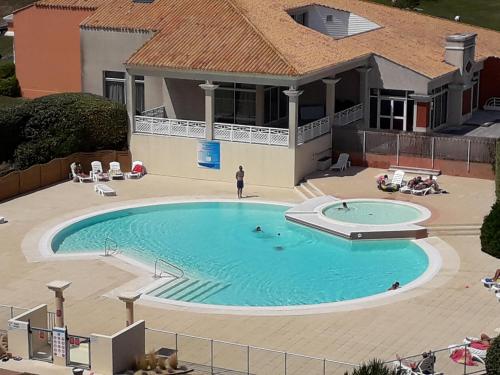 - une grande piscine pour 2 personnes dans l'établissement Appart du golf, à Saint-Jean-de-Monts