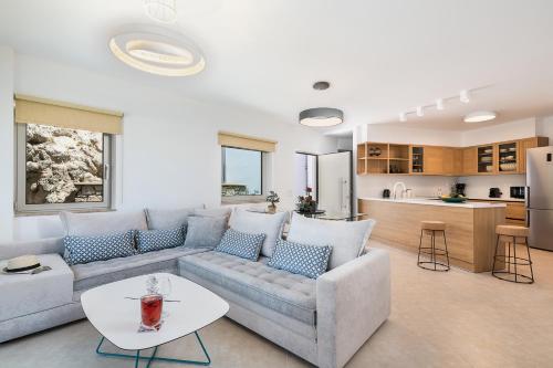 A seating area at Magnolia Luxury Apartments