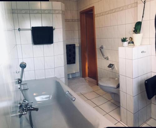 Ένα μπάνιο στο Ferienwohnung zum Nationalpark