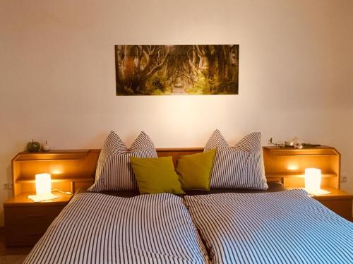 - une chambre avec un lit et 2 lampes dans l'établissement Ferienwohnung zum Nationalpark, à Mechernich