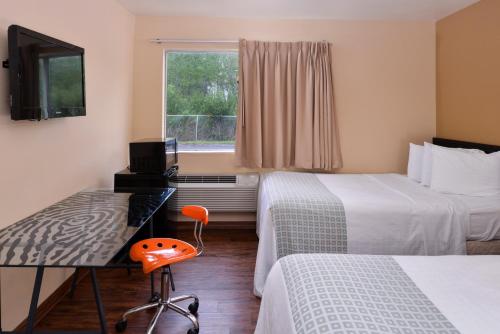Un pat sau paturi într-o cameră la Valued Stay Madison