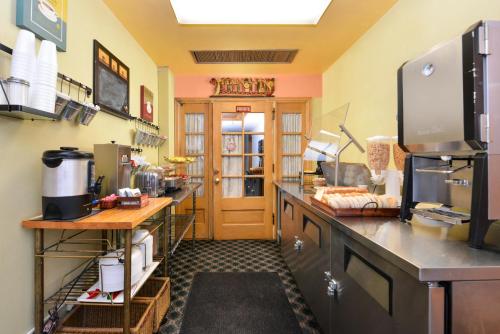 a large kitchen with a counter top and a counter top at Valued Stay Mayflower in Madison