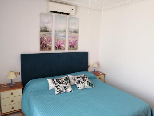 Tempat tidur dalam kamar di Luxury and comfort in La Marina, with sea views at El Pinet beach