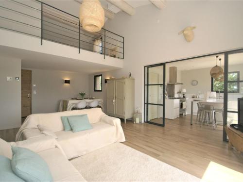 キュキュロンにあるBeautiful villa with private pool in the Luberonのベッドルーム1室(ベッド1台付)、リビングルームが備わります。