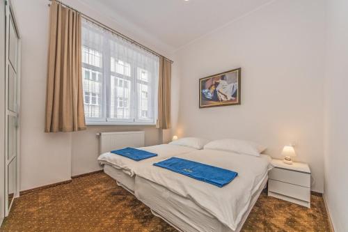 グディニャにあるBaltic Plaza Gdynia - MAXIMALのベッドルーム(白いベッド1台、窓付)