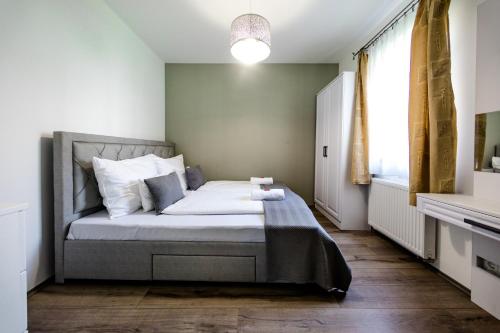 Postel nebo postele na pokoji v ubytování Liszt Ferenc Apartments