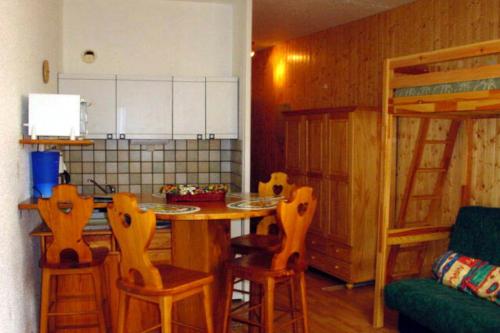 Η κουζίνα ή μικρή κουζίνα στο Les Enfetchores - apartment overlooking la Meije
