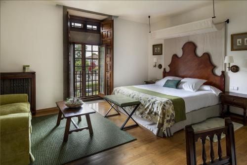 Een bed of bedden in een kamer bij Parador de Cambados