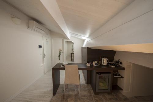 a kitchen with a table and a chair in a room at Edificio 15 House Elite in Rodi Garganico