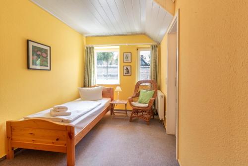um pequeno quarto com uma cama e uma janela em Pension an der Dolzke em Kaupen